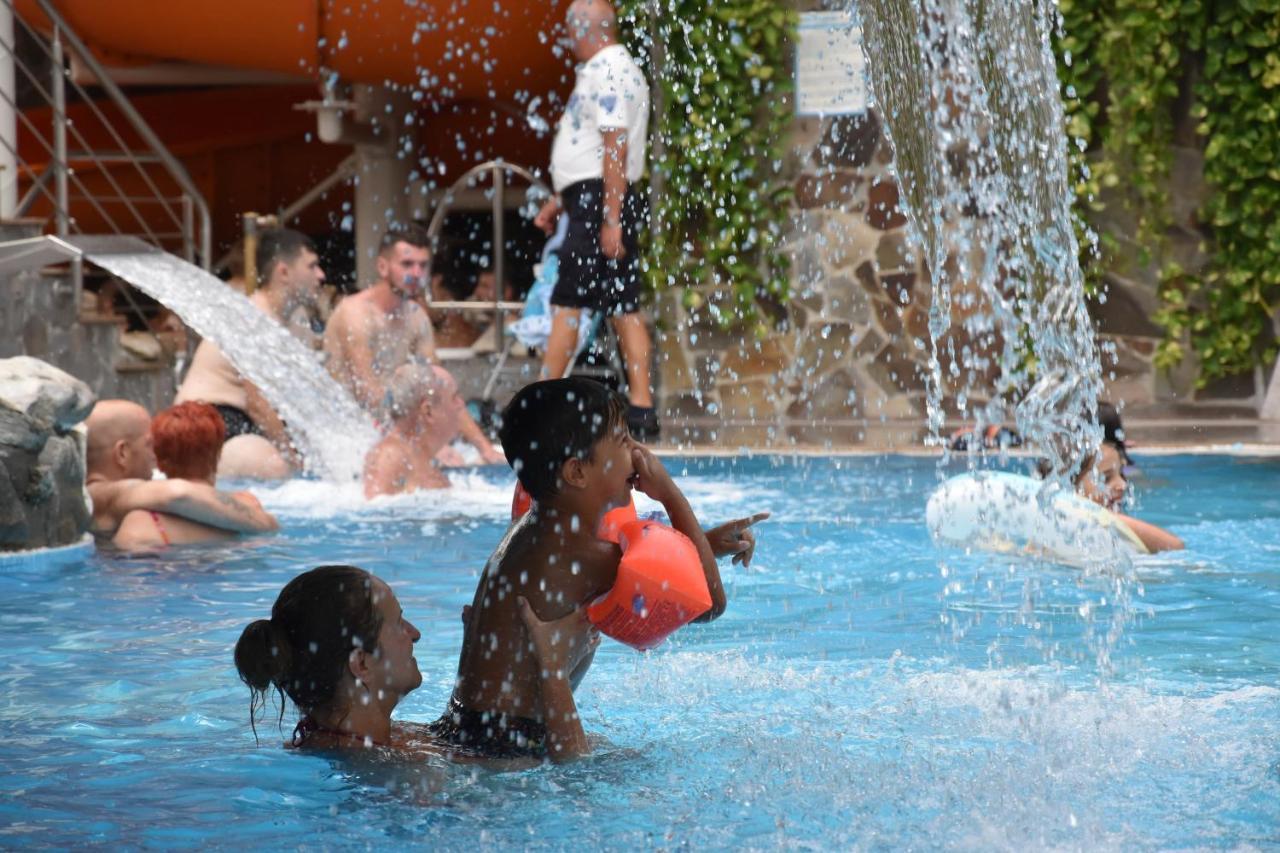 Hotel Alinalex - Paradisul Acvatic Μπρασόβ Εξωτερικό φωτογραφία